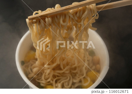 カップ麺　インスタントラーメン　箸あげ　箸で麺を上げる 116012671