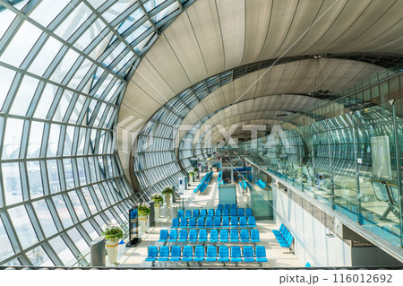 Suvarnabhumi Airport's modern design with many modern technologies in a curved design is used by many passengers from around the world 116012692