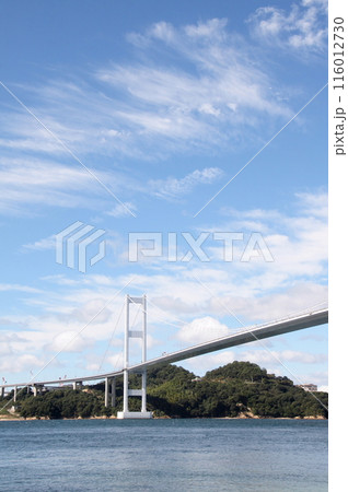 馬島の砂浜から望む来島海峡大橋と空 馬島の砂浜から望む来島海峡大橋と空 116012730