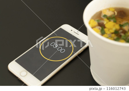 カップ麺 インスタントラーメン タイマーをセットする カップ麺 インスタントラーメン タイマーをセットする 116012743