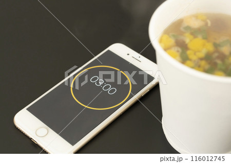 カップ麺　インスタントラーメン　タイマーをセットする 116012745