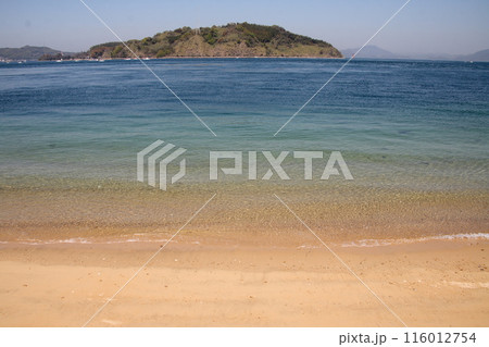馬島の砂浜より来島海峡の小島方面を望む 116012754