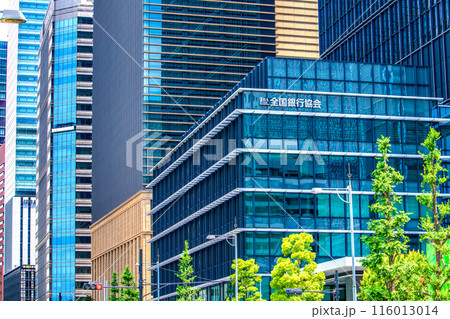日本の東京都市景観 ビジネス街に映える緑や全国銀行協会(大手町駅・画面下方向)などを望む=6月22日 日本の東京都市景観 ビジネス街に映える緑や全国銀行協会(大手町駅・画面下方向)などを望む=6月22日 116013014