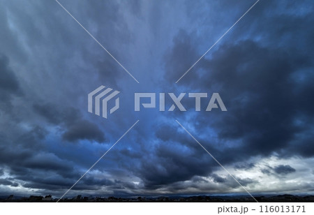 空一面を覆う雲と隙間に観えた朝空・初冬・超広角・空主体・231118am 空一面を覆う雲と隙間に観えた朝空・初冬・超広角・空主体・231118am 116013171