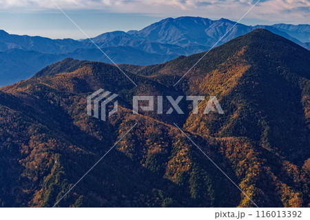 奥秩父・甲武信岳への登りから見る黒金山・乾徳山と毛無山 116013392