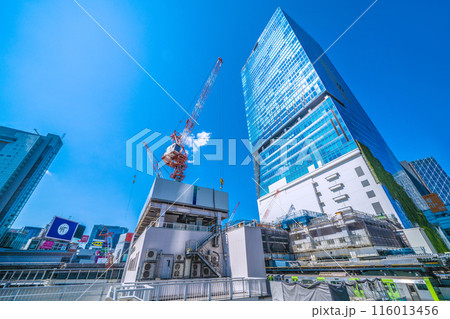 日本の東京都市景観 さよなら西口…渋谷駅西口出入口付近の壁面も覆われ…。再開発工事などを…＝6月5日 116013456