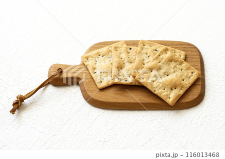 木のボードに乗せたクラッカー4枚 116013468
