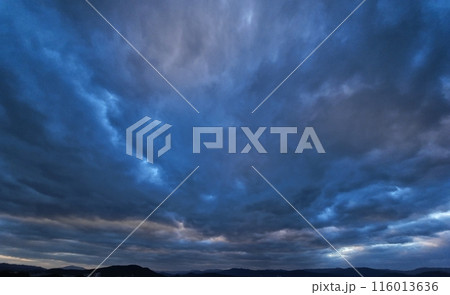 空一面を覆う雲と隙間に観えた朝空・初冬・超広角・空主体・231119am 116013636