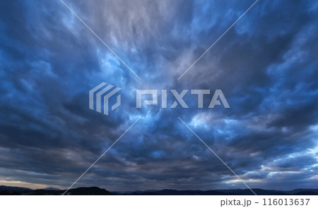 空一面を覆う雲と隙間に観えた朝空・初冬・超広角・空主体・231119am 116013637