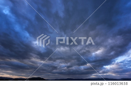 空一面を覆う雲と隙間に観えた朝空・初冬・超広角・空主体・231119am 116013638