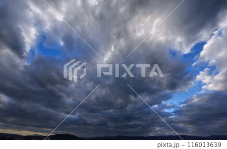 空一面を覆う雲と隙間に観えた朝空・初冬・超広角・空主体・231119am 空一面を覆う雲と隙間に観えた朝空・初冬・超広角・空主体・231119am 116013639