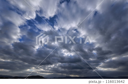 空一面を覆う雲と隙間に観えた朝空・初冬・超広角・空主体・231119am 116013642