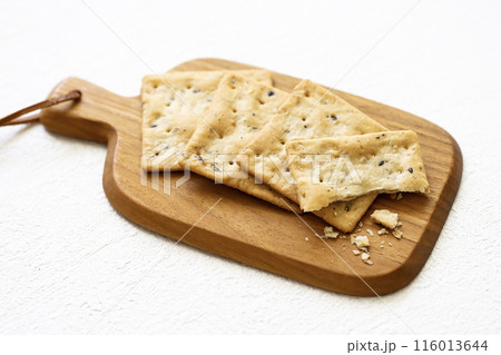 木のボードに乗せたクラッカー 116013644