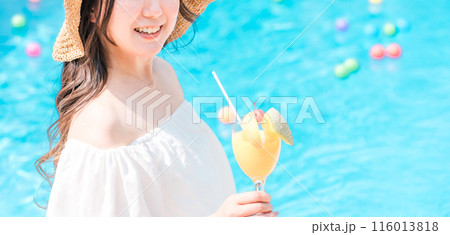 プールサイドでトロピカルジュースを飲む若いアジア人女性(リゾート・バカンス・バケーション) プールサイドでトロピカルジュースを飲む若いアジア人女性(リゾート・バカンス・バケーション) 116013818