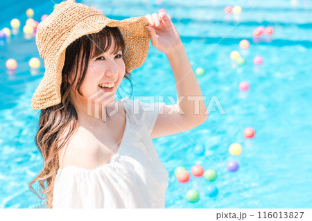 リゾート地のプールサイドのいるリゾートファッションの若いアジア人女性（バカンス・旅行） 116013827