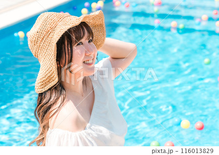 リゾート地のプールサイドのいるリゾートファッションの若いアジア人女性（バカンス・旅行） 116013829