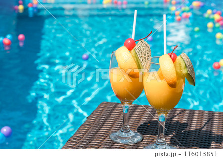 プールサイドのあるトロピカルドリンク（バカンス・リゾート・バケーション） 116013851