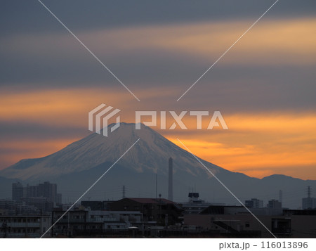 川口市の荒川堤から見えた夕焼雲と富士山のシルエット 116013896