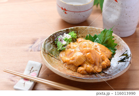 和皿に盛り付けた雲丹と日本酒 116013990