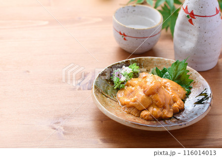 和皿に盛り付けた雲丹と日本酒 116014013