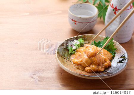 和皿に盛り付けた雲丹と日本酒 116014017