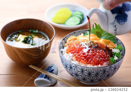 最強の海鮮丼 ウニいくら丼 116014252