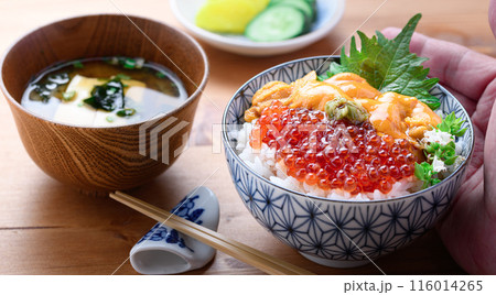 最強の海鮮丼 ウニいくら丼 116014265