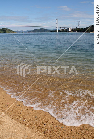 今治大浜の砂浜より来島海峡を望む 116014295