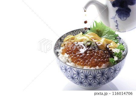 最強の海鮮丼 ウニいくら丼 (白背景) 最強の海鮮丼 ウニいくら丼 (白背景) 116014706