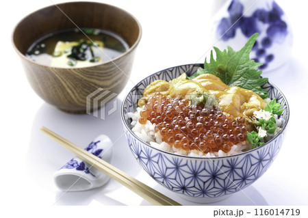 最強の海鮮丼 ウニいくら丼 （白背景） 116014719