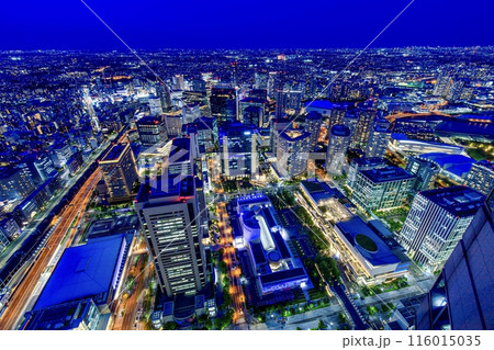 横浜市、ランドマークタワー展望フロアから眺めるみなとみらいの夜景 116015035