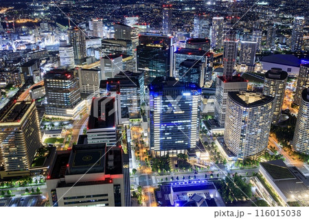 横浜市、ランドマークタワー展望フロアから眺めるみなとみらいの夜景 116015038