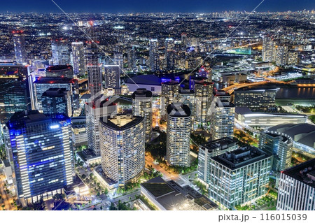 横浜市、ランドマークタワー展望フロアから眺めるみなとみらいの夜景 116015039