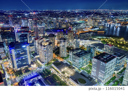 横浜市、ランドマークタワー展望フロアから眺めるみなとみらいの夜景 116015041