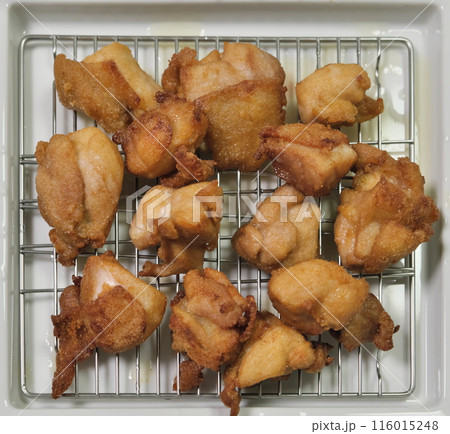 網に乗った鶏のから揚げ 116015248
