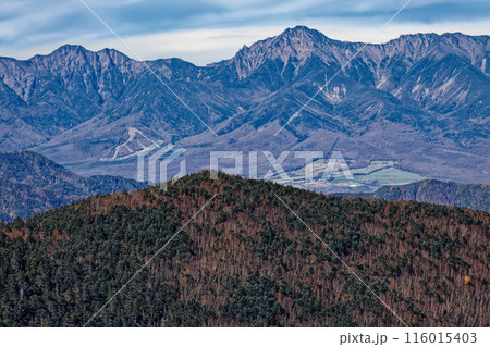 秋の甲武信岳山頂から見る八ヶ岳連峰 秋の甲武信岳山頂から見る八ヶ岳連峰 116015403