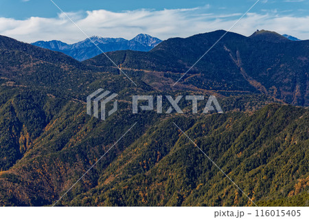 奥秩父・甲武信岳山頂から見る金峰山と白峰三山 奥秩父・甲武信岳山頂から見る金峰山と白峰三山 116015405