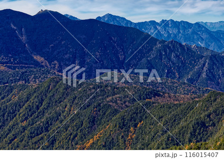 甲武信岳山頂から見る金峰山と南アルプス・仙丈ヶ岳・甲斐駒ヶ岳 甲武信岳山頂から見る金峰山と南アルプス・仙丈ヶ岳・甲斐駒ヶ岳 116015407