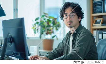 デスクトップで作業するアジア人男性01 デスクトップで作業するアジア人男性01 116016633