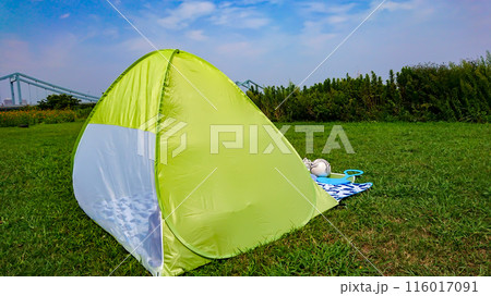 夏の河川敷に設置したレジャーテント 夏の河川敷に設置したレジャーテント 116017091