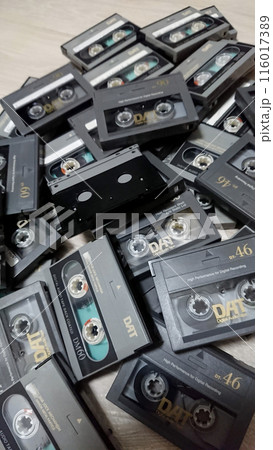 処分するために積み上げられた古いDATテープの山 116017389