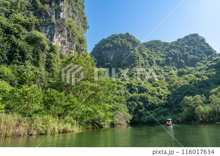 ベトナムハノイ 渓谷の川を手漕ぎのボートで進むニンビンのボートツアーの観光客 ベトナムハノイ 渓谷の川を手漕ぎのボートで進むニンビンのボートツアーの観光客 116017634