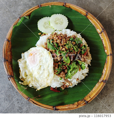 Stir-fried minced beef with basil and fried eggs 116017953