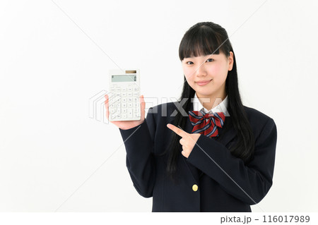 計算機を持つ女子高生 指差し 計算機を持つ女子高生 指差し 116017989