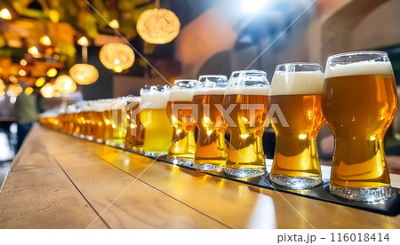 CG素材　バーのカウンターに置かれたビール 116018414