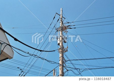 電柱と青空　引き込み線 116018487
