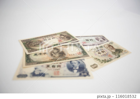 白い背景で撮った 少し古い世界のお金シリーズ 日本 円 116018532