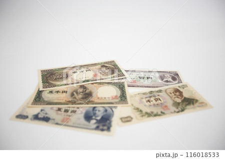 白い背景で撮った 少し古い世界のお金シリーズ 日本 円 116018533