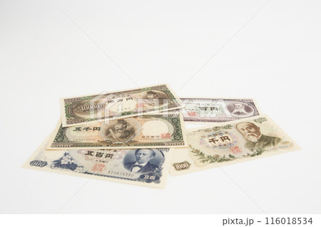 白い背景で撮った 少し古い世界のお金シリーズ 日本 円 116018534