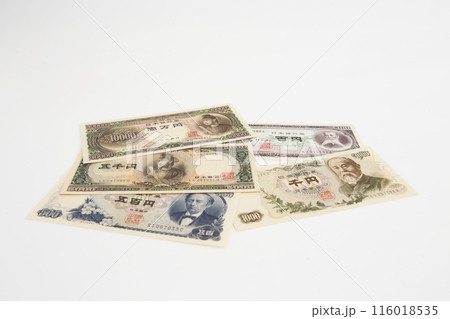 白い背景で撮った 少し古い世界のお金シリーズ 日本 円 116018535